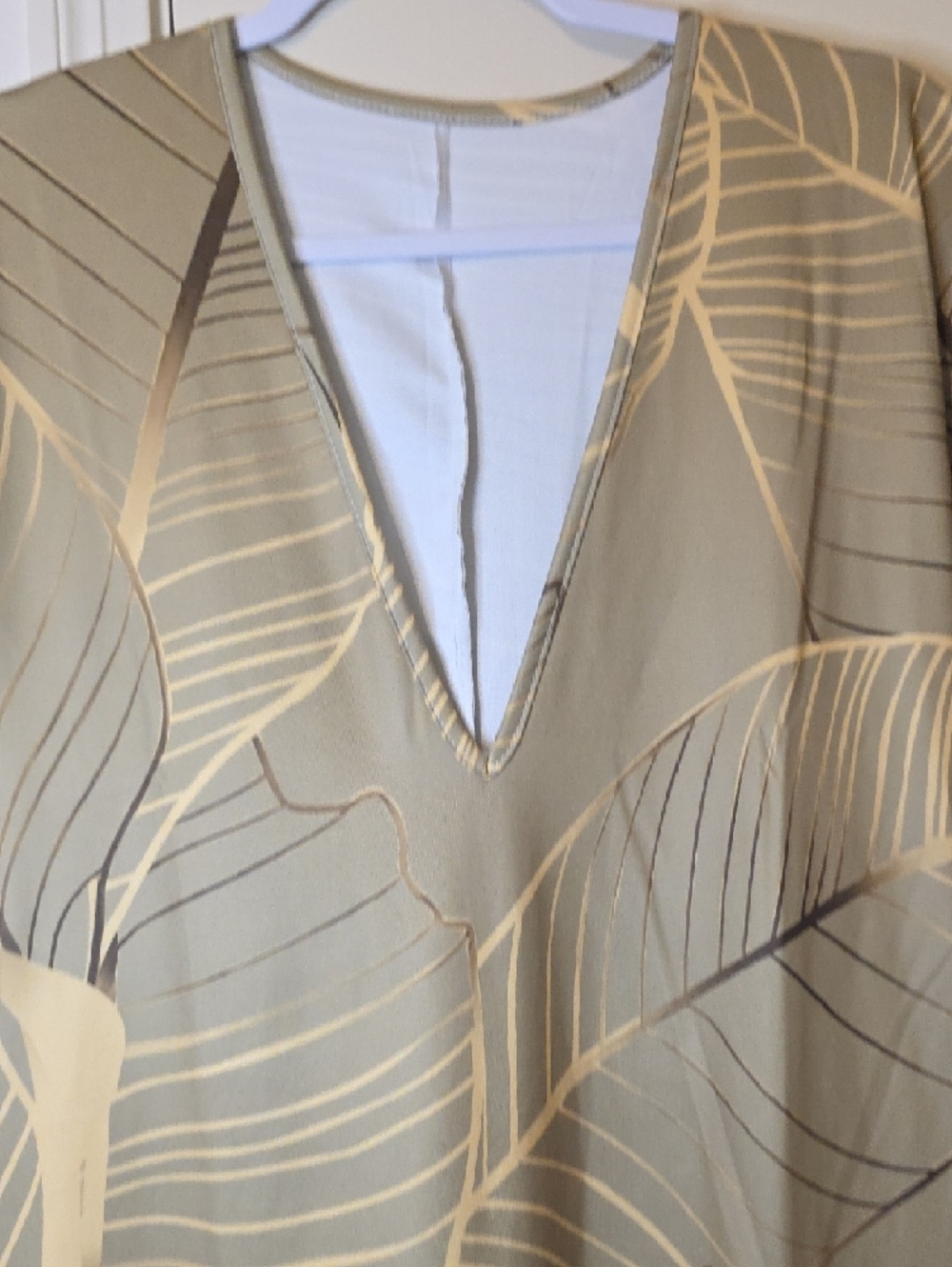 Elegant Green Leaf-Print Sheath Dress - Picture 5 of 10